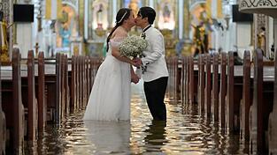 Das Paar wollte die Hochzeit unbedingt durchziehen.