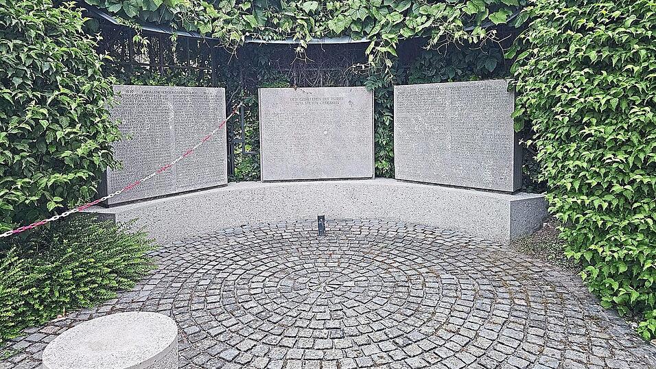 Die Namen auf dem Kriegerdenkmal kann man kaum noch lesen. Die Namen auf dem Kriegerdenkmal kann man kaum noch lesen.