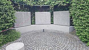 Die Namen auf dem Kriegerdenkmal kann man kaum noch lesen. Die Namen auf dem Kriegerdenkmal kann man kaum noch lesen.