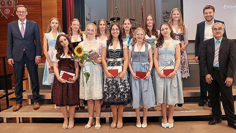 Die Ehrung der Schulbesten: Schulleiter Wolfgang Korn (hintere Reihe, v.l.), Lucia Winner (1,17), Magdalena Sellnow (1,17), Wiktoria Polis (1,18), Raja Ruppert (1,18), Antonia St&uuml;rzer (1,25), Marie L&ouml;bel (1,25) und B&uuml;rgermeister Max Mader sowie (vordere Reihe, v.l.) Angelina Jacobeit (1,17), Lena Hobmeier (1,17 - auch geehrt als Wertebotschafterin der Schule), Annalena Emslander (1,17), Johanna Hirsch (1,25), Ella Rasch (Jahrgangsbeste mit 1,09) und erster Konrektor Michael Wagensohner.