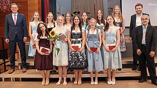 Die Ehrung der Schulbesten: Schulleiter Wolfgang Korn (hintere Reihe, v.l.), Lucia Winner (1,17), Magdalena Sellnow (1,17), Wiktoria Polis (1,18), Raja Ruppert (1,18), Antonia Stürzer (1,25), Marie Löbel (1,25) und Bürgermeister Max Mader sowie (vordere Reihe, v.l.) Angelina Jacobeit (1,17), Lena Hobmeier (1,17 - auch geehrt als Wertebotschafterin der Schule), Annalena Emslander (1,17), Johanna Hirsch (1,25), Ella Rasch (Jahrgangsbeste mit 1,09) und erster Konrektor Michael Wagensohner. Die Ehrung der Schulbesten: Schulleiter Wolfgang Korn (hintere Reihe, v.l.), Lucia Winner (1,17), Magdalena Sellnow (1,17), Wiktoria Polis (1,18), Raja Ruppert (1,18), Antonia Stürzer (1,25), Marie Löbel (1,25) und Bürgermeister Max Mader sowie (vordere Reihe, v.l.) Angelina Jacobeit (1,17), Lena Hobmeier (1,17 - auch geehrt als Wertebotschafterin der Schule), Annalena Emslander (1,17), Johanna Hirsch (1,25), Ella Rasch (Jahrgangsbeste mit 1,09) und erster Konrektor Michael Wagensohner.