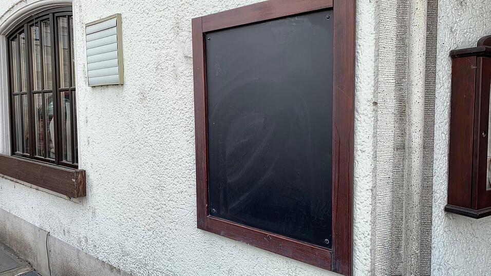 Die (hier bereits geputzte) Tagesgerichte-Tafel, die Unbekannte beschmiert hatten.