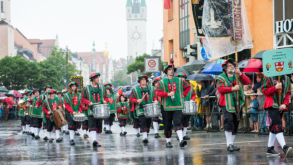 Alle Bilder dazu finden Sie hier.Foto: Mathias AdamBilder vom verregneten Volksfestauszug. Alle Bilder dazu finden Sie hier.Foto: Mathias AdamBilder vom verregneten Volksfestauszug.