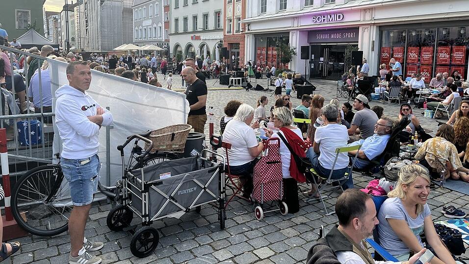 Mit Brotzeit, Getr&auml;nken und z&uuml;nftiger Musi l&auml;uteten die Straubingerinnen und Straubinger voller Vorfreude ihre 'F&uuml;nfte Jahreszeit' ein.