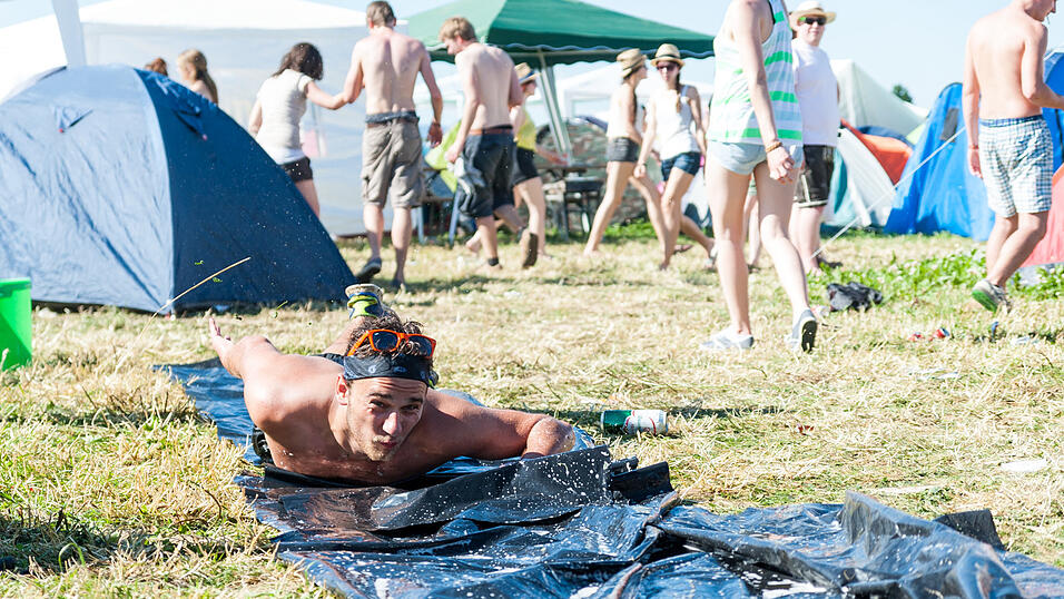 Ein Streifzug durch das Campinggelände: Trotz heißer Temperaturen sind die Festivalbesucher bestens gelaunt. (Foto: Susanne Raith) Ein Streifzug durch das Campinggelände: Trotz heißer Temperaturen sind die Festivalbesucher bestens gelaunt. (Foto: Susanne Raith)