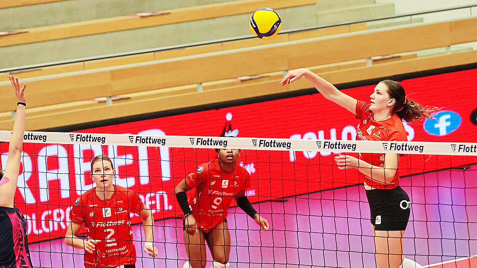 Spezialistin für entscheidende Aktionen: US-Girl Annie Hatch (rechts) ist immer für Zähler gut - in Dresden verwandelte die Raben-Diagonalangreiferin den Matchball zum 3:1-Sieg und machte damit das Sechs-Punkte-Wochenende perfekt.