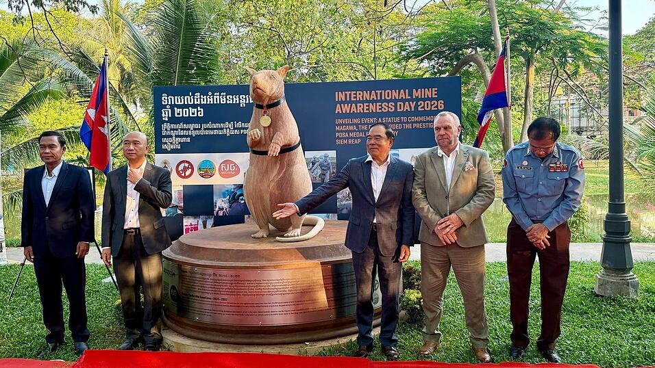 Auch Politiker kamen zur feierlichen Enth&uuml;llung.