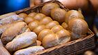 Verbraucher kaufen Brot und Br&ouml;tchen heute vielfach nicht mehr beim klassischen B&auml;cker, sondern im Supermarkt. (Archivbild)