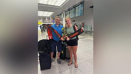 NawaRo Neuzugang Jordan Karlen mit ihrem Vater Jonathan nach der Landung am Flughafen M&uuml;nchen.