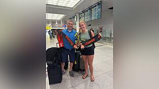 NawaRo Neuzugang Jordan Karlen mit ihrem Vater Jonathan nach der Landung am Flughafen M&uuml;nchen.