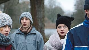 Für Alex (Paula Beer, von links), Fedja (Moritz Leu), Lara (Jella Haase) und Timo (Jannis Niewöhner) scheinen die Feiertageso gar nicht harmonisch zu werden.