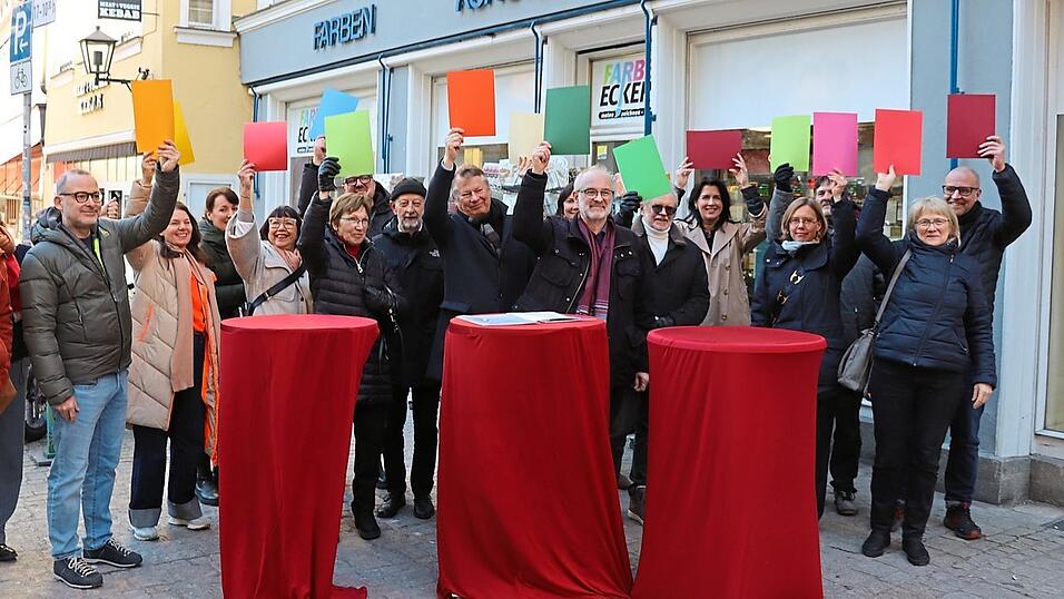 Gerhard Hain (Mitte mit rotem Schal) und Christoph Wacht (links au&szlig;en) sind die Initiatoren von 'Unternehmen f&uuml;r Vielfalt'. Vor 'Farben Eckert' am Kohlenmarkt bekennen sie zusammen mit Kolleginnen und Kollegen aus verschiedensten Unternehmen Farbe.