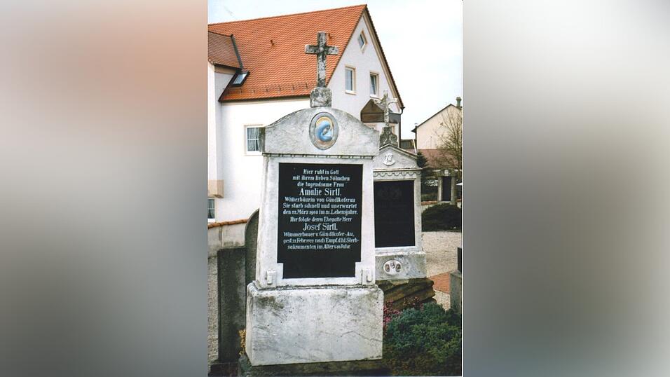 Grabstein der ermordeten Amalie Sirtl im alten Friedhof an der Pfarrkirche St. Jakobus in Bruckberg.