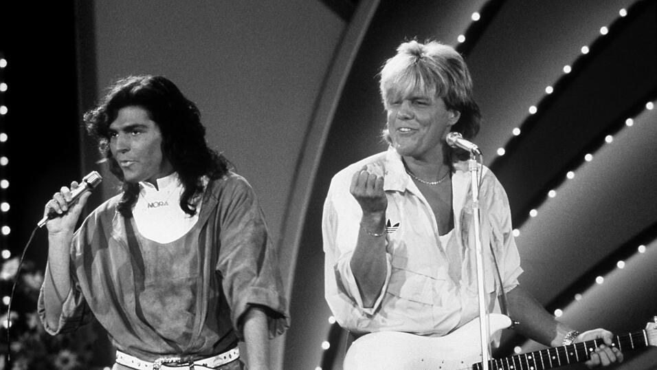 Das deutsche Pop-Duo Modern Talking mit Thomas Anders (links) und Dieter Bohlen bei einem Auftritt im Oktober 1985.