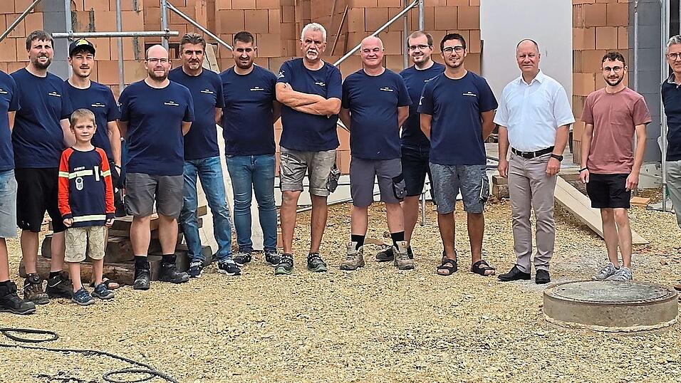 Die FFW Untergessenbach mit Kommandant Daniel Dietrich (l.) und Vorsitzendem Ernst Lüdersen (7.v. l.) ist stolz auf das Vorzeigeobjekt mit Planer Arno Baumgartner, Jonas Ninding (städtisches Bauamt) und Bürgermeister Thomas Etschmann (v.r.). Die FFW Untergessenbach mit Kommandant Daniel Dietrich (l.) und Vorsitzendem Ernst Lüdersen (7.v. l.) ist stolz auf das Vorzeigeobjekt mit Planer Arno Baumgartner, Jonas Ninding (städtisches Bauamt) und Bürgermeister Thomas Etschmann (v.r.).