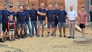 Die FFW Untergessenbach mit Kommandant Daniel Dietrich (l.) und Vorsitzendem Ernst Lüdersen (7.v. l.) ist stolz auf das Vorzeigeobjekt mit Planer Arno Baumgartner, Jonas Ninding (städtisches Bauamt) und Bürgermeister Thomas Etschmann (v.r.). Die FFW Untergessenbach mit Kommandant Daniel Dietrich (l.) und Vorsitzendem Ernst Lüdersen (7.v. l.) ist stolz auf das Vorzeigeobjekt mit Planer Arno Baumgartner, Jonas Ninding (städtisches Bauamt) und Bürgermeister Thomas Etschmann (v.r.).