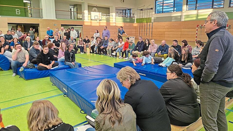 Viele Trenckianer hatten sich Freitagabend in der Dreifachturnhalle eingefunden, um den Worten von Thomas Stammberger zu lauschen. Viele Trenckianer hatten sich Freitagabend in der Dreifachturnhalle eingefunden, um den Worten von Thomas Stammberger zu lauschen.