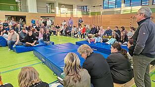 Viele Trenckianer hatten sich Freitagabend in der Dreifachturnhalle eingefunden, um den Worten von Thomas Stammberger zu lauschen. Viele Trenckianer hatten sich Freitagabend in der Dreifachturnhalle eingefunden, um den Worten von Thomas Stammberger zu lauschen.