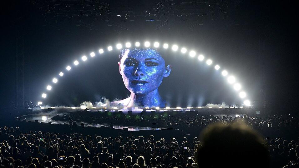 Superstar Helene Fischer verzauberte am Dienstagabend das Publikum in der Münchner Olympiahalle mit einer grandiosen Show. Superstar Helene Fischer verzauberte am Dienstagabend das Publikum in der Münchner Olympiahalle mit einer grandiosen Show.