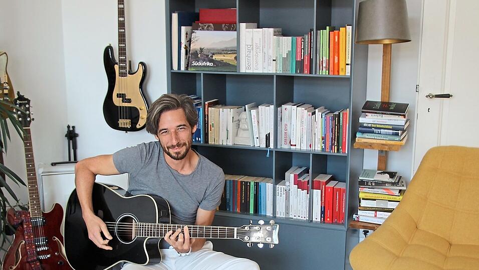 In seinem Wohnzimmer an der Gitarre: Matthias Jobst stellt sich am 8. Oktober für die SPD im Regensburger Landkreis zur Wahl.