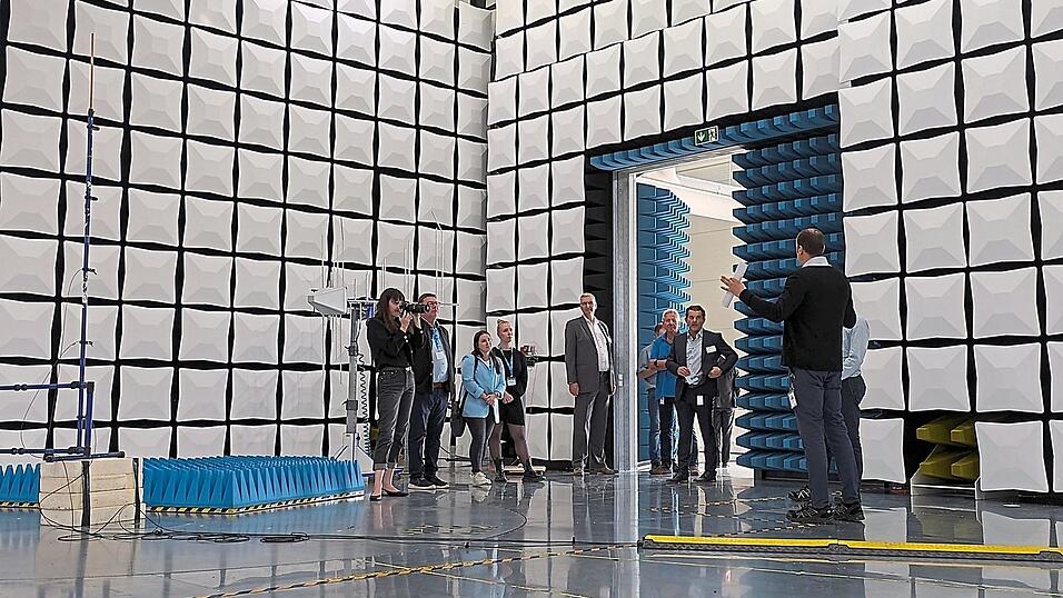 Gr&ouml;&szlig;er geht's in Europa kaum: Teils in Hallen werden bei CSA Ger&auml;te gepr&uuml;ft, ob sie mit ihrer Umwelt elektrotechnisch klar kommen.