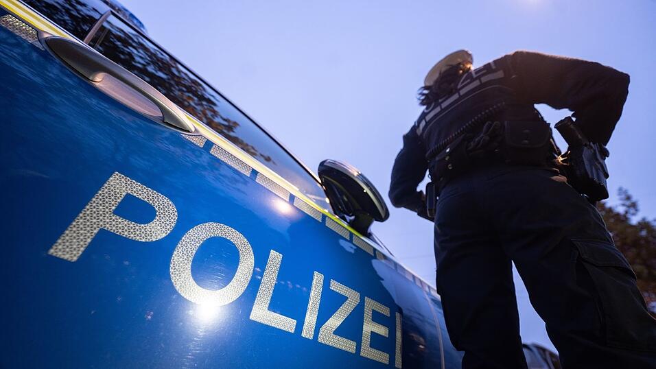 Polizeibeamte halten den Mofafahrer bei einer Verkehrskontrolle an. (Symbolbild)