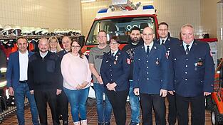 B&uuml;rgermeister Josef Sch&uuml;tz (links) mit der neugew&auml;hlten Vorstandschaft um Vorsitzende Sonja Hiergeist (F&uuml;nfte von rechts). Das Stadtoberhaupt war vor allem f&uuml;r eine zweite Wahl ins Tiefenthaler Feuerwehrhaus gekommen: die der Kommandanten. Die Aktiven sprachen sich einstimmig f&uuml;r Wolfgang Heitzer (rechts) und seinen Stellvertreter Florian Baumgartner (Zweiter von links) aus.