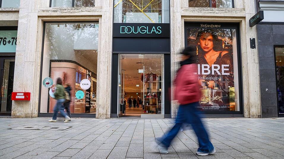 Eine Filiale der Parfümeriekette Douglas an der Düsseldorfer Einkaufsmeile Kö. Ob auch sie am Samstag sicherheitshalber geschlossen bleibt, teilte das Unternehmen nicht mit. Eine Filiale der Parfümeriekette Douglas an der Düsseldorfer Einkaufsmeile Kö. Ob auch sie am Samstag sicherheitshalber geschlossen bleibt, teilte das Unternehmen nicht mit.
