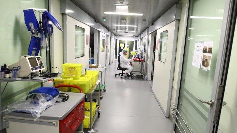 Ein Pfleger sitzt an einem Computer auf einer Covid-19-Intensivstation im SRH Waldklinikum Gera.