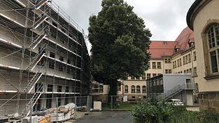 Der Erweiterungsbau an der Flurlschule soll zum Beginn des Schuljahres 2026/27 in Betrieb genommen werden.