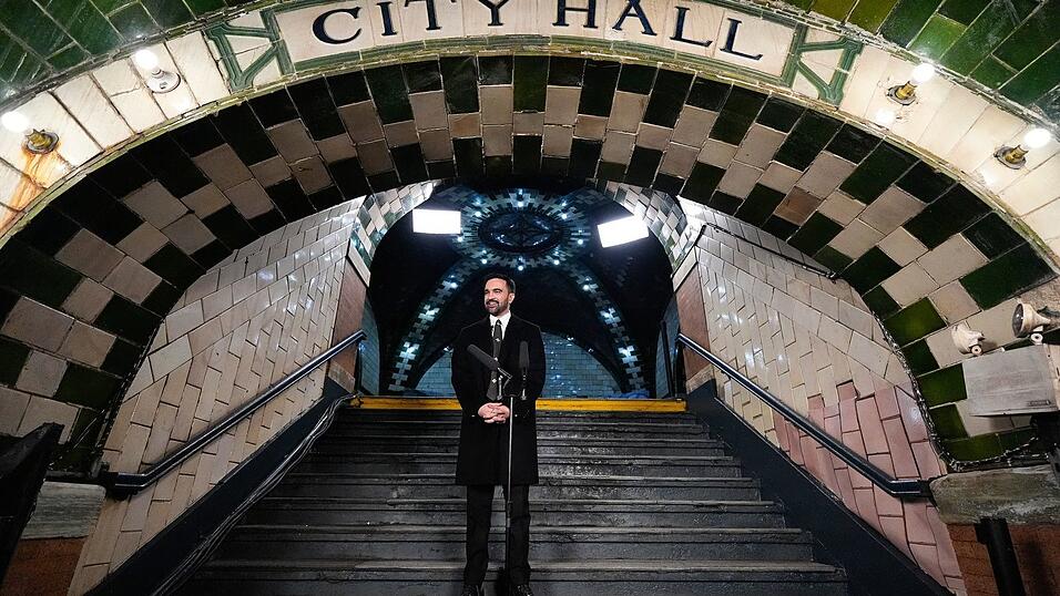 Der New Yorker B&uuml;rgermeister Zohran Mamdani spricht nach seiner Vereidigung in der U-Bahn-Station Old City Hall.