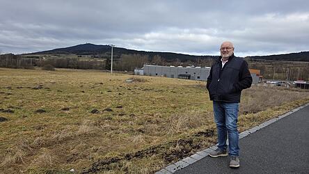 Top-Clean-Seniorchef Helmut Pongratz vor dem Grundst&uuml;ck, auf dem die neue W&auml;scherei entstehen sollte.