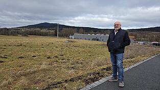Top-Clean-Seniorchef Helmut Pongratz vor dem Grundst&uuml;ck, auf dem die neue W&auml;scherei entstehen sollte.