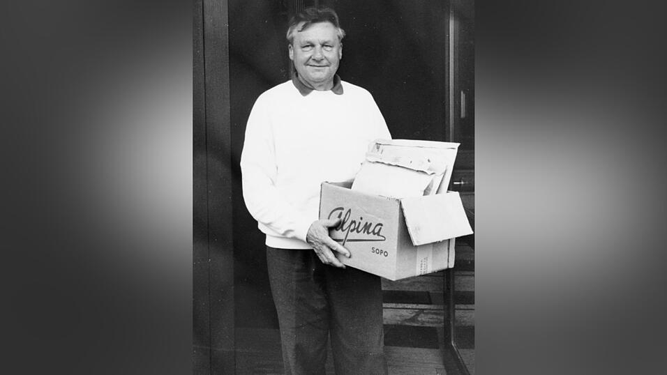 Volkmar G&ouml;rnitz mit dem symbolischen Karton, als er 1993 in den Ruhestand ging.