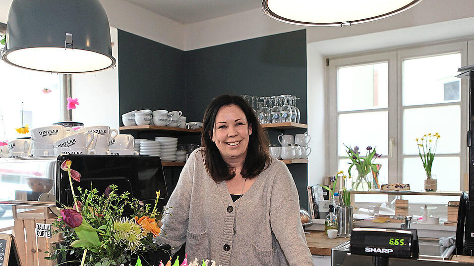 Monika Pernstecher hinter dem Tresen im Puralei.