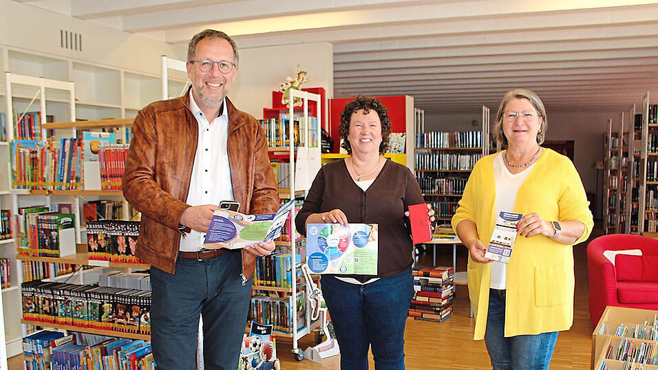 B&uuml;rgermeister Christian Dobmeier war zu Besuch in der B&uuml;cherei im HDG und zeigte sich sehr angetan von dem neuen digitalen Angebot 'Onleihe'. B&uuml;chereileiterin Karin Feichtmayer (Mitte) und ihre Stellvertreterin Heike Schweiger ermuntern zum Ausprobieren des Angebotes.