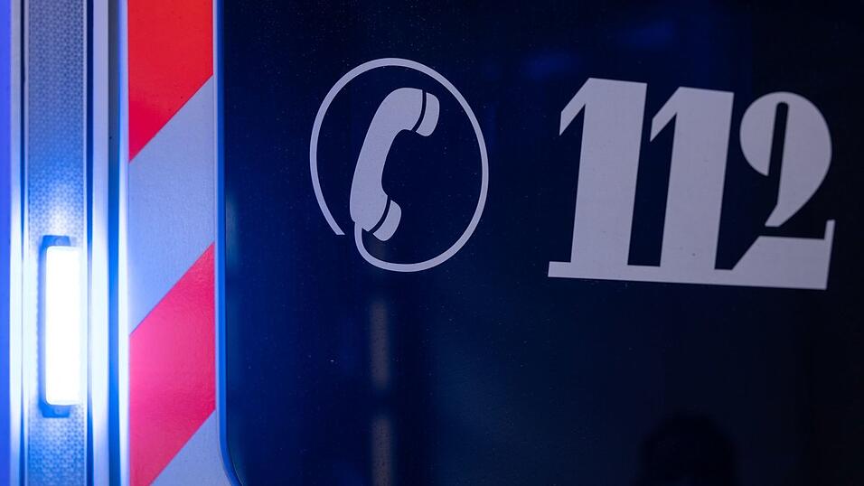 Ein Mann wurde bei einem Auffahrunfall zwischen zwei Autos eingeklemmt. (Symbolbild)