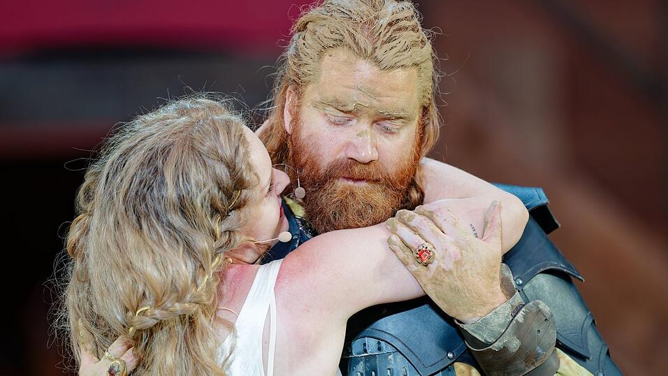 Maria Dragus (Kriemhild) und Aram Tafreshain (Etzel) stehen noch bis 2. August auf der B&uuml;hne. (Archivbild)