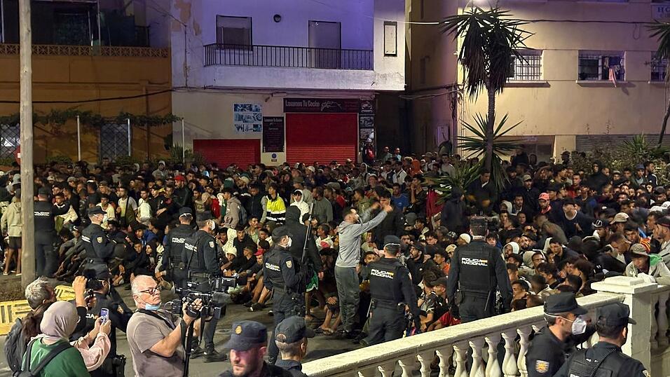 Die Polizei musste die Menge mit zusätzlichen Kräften unter Kontrolle bringen. Die Polizei musste die Menge mit zusätzlichen Kräften unter Kontrolle bringen.