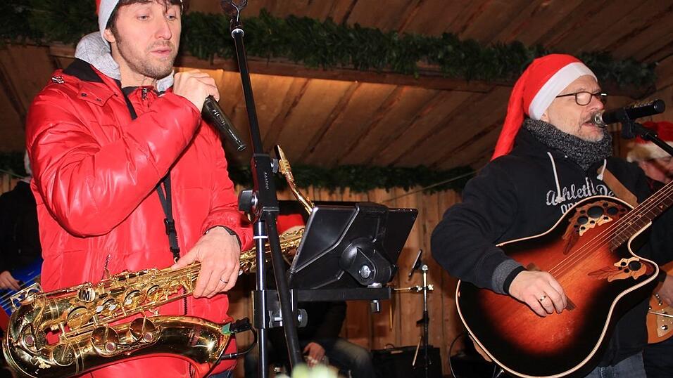 Der idyllische Christkindlmarkt in der Freyung in Landshut zählt zu den schönsten Christkindlmärkten Bayerns. Bei eisigen Temperaturen ist dort insbesondere die Glühwein-Alm natürlich heiß begehrt. Der idyllische Christkindlmarkt in der Freyung in Landshut zählt zu den schönsten Christkindlmärkten Bayerns. Bei eisigen Temperaturen ist dort insbesondere die Glühwein-Alm natürlich heiß begehrt.
