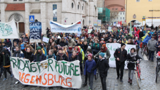 Wieder waren Jung und Alt gemeinsam auf der Straße und forderten die Politik zum Handeln auf. Wieder waren Jung und Alt gemeinsam auf der Straße und forderten die Politik zum Handeln auf.