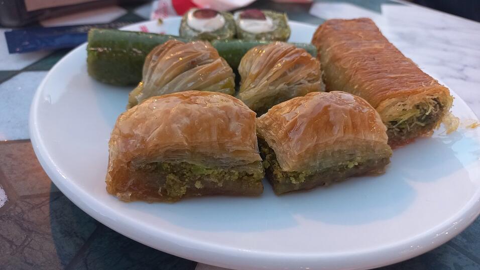 Leckeres Essen gibt es in Istanbul an allen Ecken und Enden der Stadt.