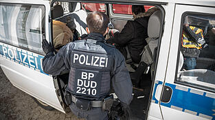 Ein 17-Jähriger meldete sich beim Jugendamt Cham, nachdem er unerlaubt nach Deutschland eingeschleust worden war. (Symbolfoto)