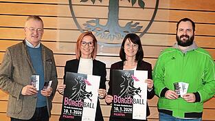 Haben die Weichen für den Bürgerball gut gestellt: Bürgermeister Markus Ackermann, Tonja Bauer und Manuela Schmidt von der Tourist-Info und Martin Brockelmann vom TV (von links). Haben die Weichen für den Bürgerball gut gestellt: Bürgermeister Markus Ackermann, Tonja Bauer und Manuela Schmidt von der Tourist-Info und Martin Brockelmann vom TV (von links).