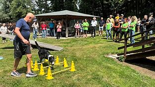 Agisportler JD zeigte mit seinem Herrchen, wie er sich auf einen Wettkampf vorbereitet. Agisportler JD zeigte mit seinem Herrchen, wie er sich auf einen Wettkampf vorbereitet.