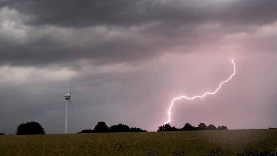 Vor hundert Jahren schl&auml;gt ein Blitz auf einem Feld in Hirschkofen ein. Ein junger Mann stirbt, 14 weitere Menschen werden zu Boden geschleudert. Sie waren beim Zuckerr&uuml;benhacken.