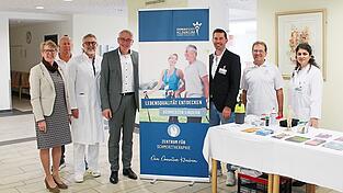 Chefarzt Thomas Urlbauer (2. v. r.), leitende Oberärztin Dr. Mina Arjomandi und leitender Physiotherapeut Josef Plenk (2. v. l.) mit Maria Huber vom Förderverein (v. l.), ärztlichem Direktor Heribert Fröschl, Landrat Werner Bumeder und Verwaltungsleiter Martin Götz