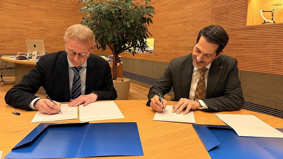 Pr&auml;sident Prof. Dr. Paul Becker vom Bundesamt f&uuml;r Kartographie und Geod&auml;sie (BKG) und Pr&auml;sident Prof. Dr. Thomas Hofmann von der TUM unterzeichnen die Campusvereinbarung.