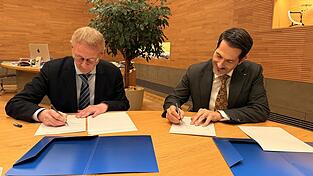 Präsident Prof. Dr. Paul Becker vom Bundesamt für Kartographie und Geodäsie (BKG) und Präsident Prof. Dr. Thomas Hofmann von der TUM unterzeichnen die Campusvereinbarung.