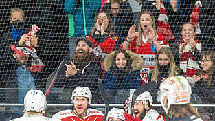Fans und Spieler der Eisbären Regensburg feiern den 2:1-Siegtreffer durch Constantin Ontl gegen Memmingen. Fans und Spieler der Eisbären Regensburg feiern den 2:1-Siegtreffer durch Constantin Ontl gegen Memmingen.
